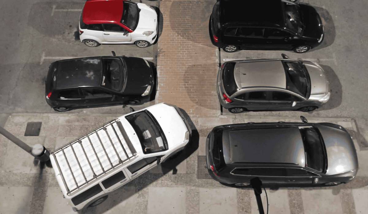 El eterno problema para aparcar en Jerez en La Granja: peatones sorteando coches y carritos de bebés por la carretera