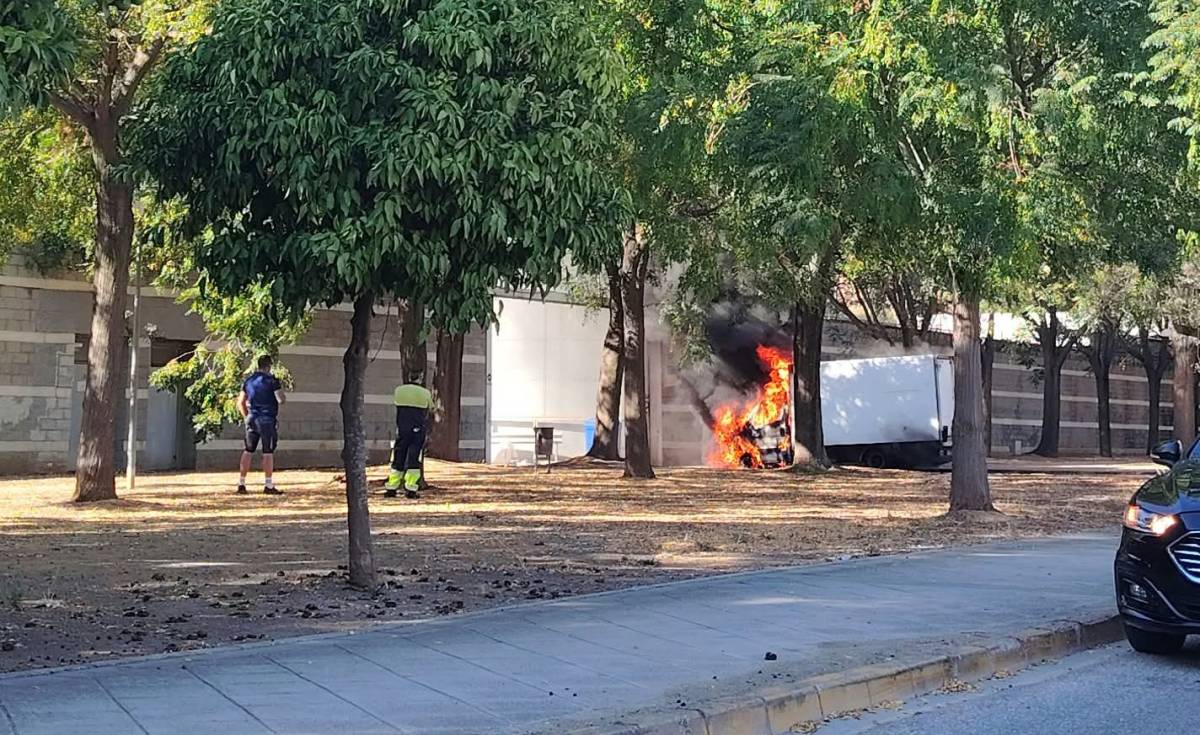 Columna de humo tras el Carrefour de Camas visible desde la A-49: un camión sale ardiendo detrás del centro comercial