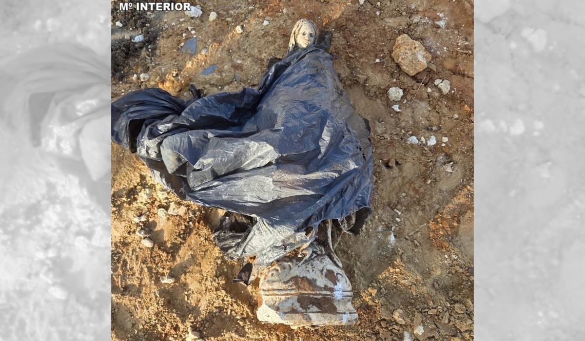 'Milagro' en Conil: la Guardia Civil recupera la Virgen de Lourdes robada hace año y medio, enterrada en Roche