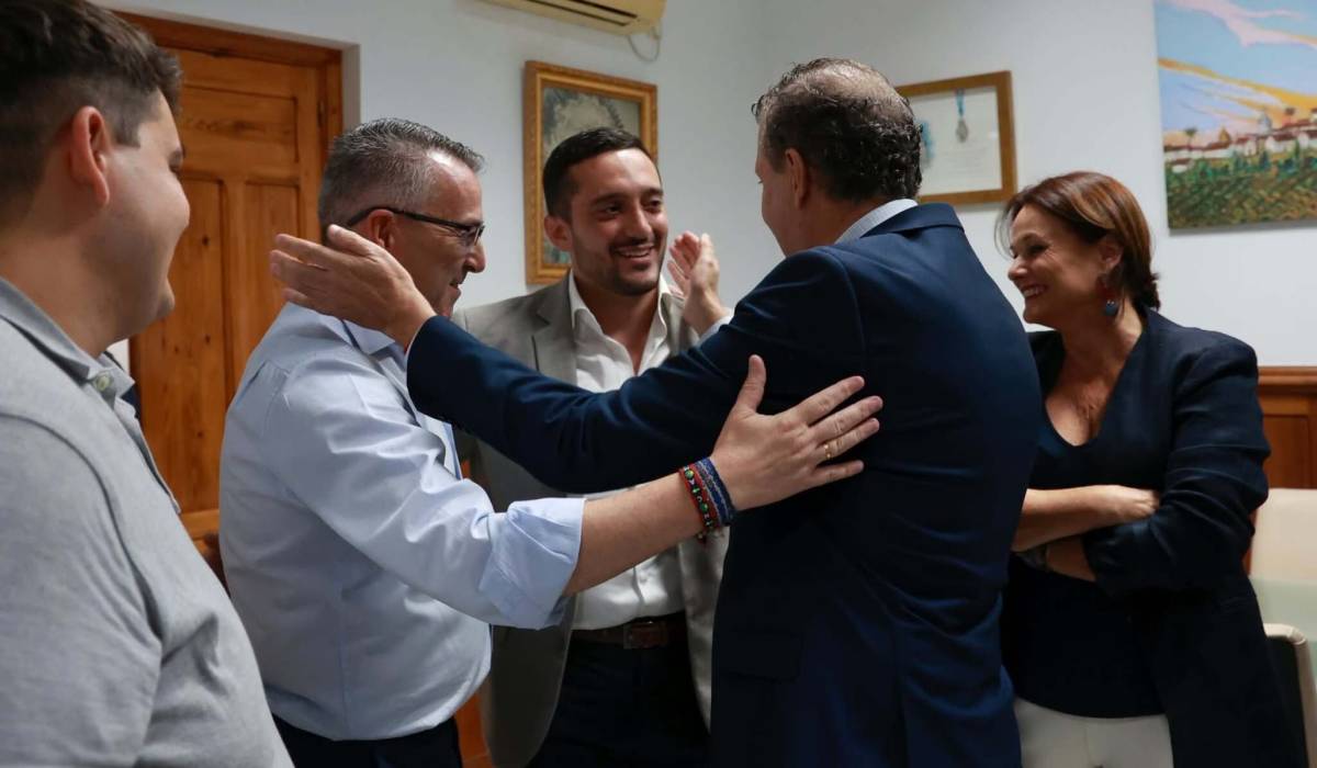 Santi Limón recibe la enhorabuena por parte de miembros del PSOE. - Santi Limón recibe la enhorabuena por parte de miembros del PSOE.