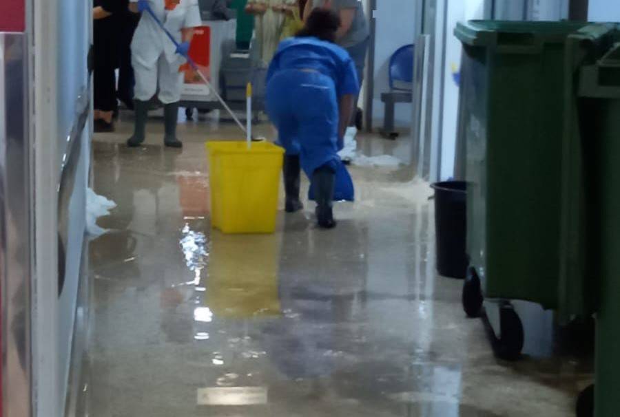 Unas obras en la climatización del Puerta del Mar acaban con una planta del hospital inundada