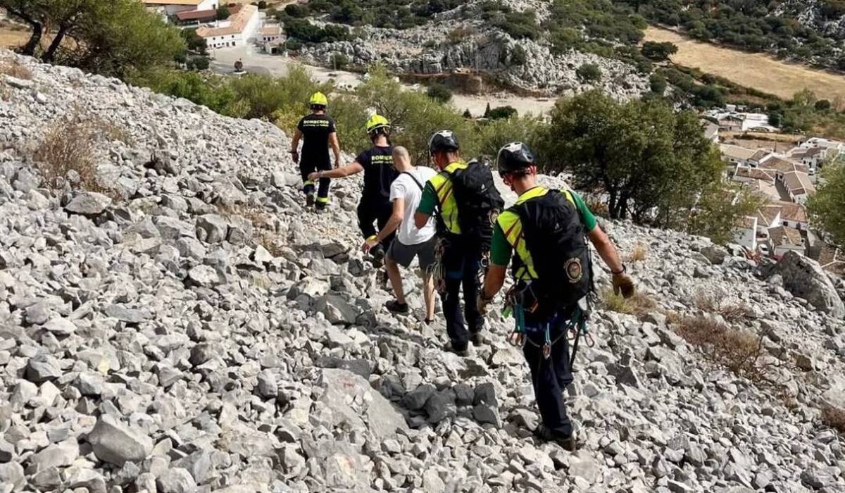 Rescatan a un hombre que ha quedado bloqueado en una zona de acantilado en Villaluenga del Rosario