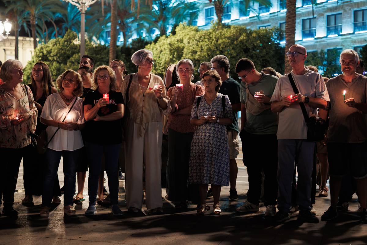 CONCENTRACION MUERTE MARICARMEN PLAZA ARENAL JEREZ - MANU GARCÍA CONCENTRACION MUERTE MARICARMEN PLAZA ARENAL JEREZ