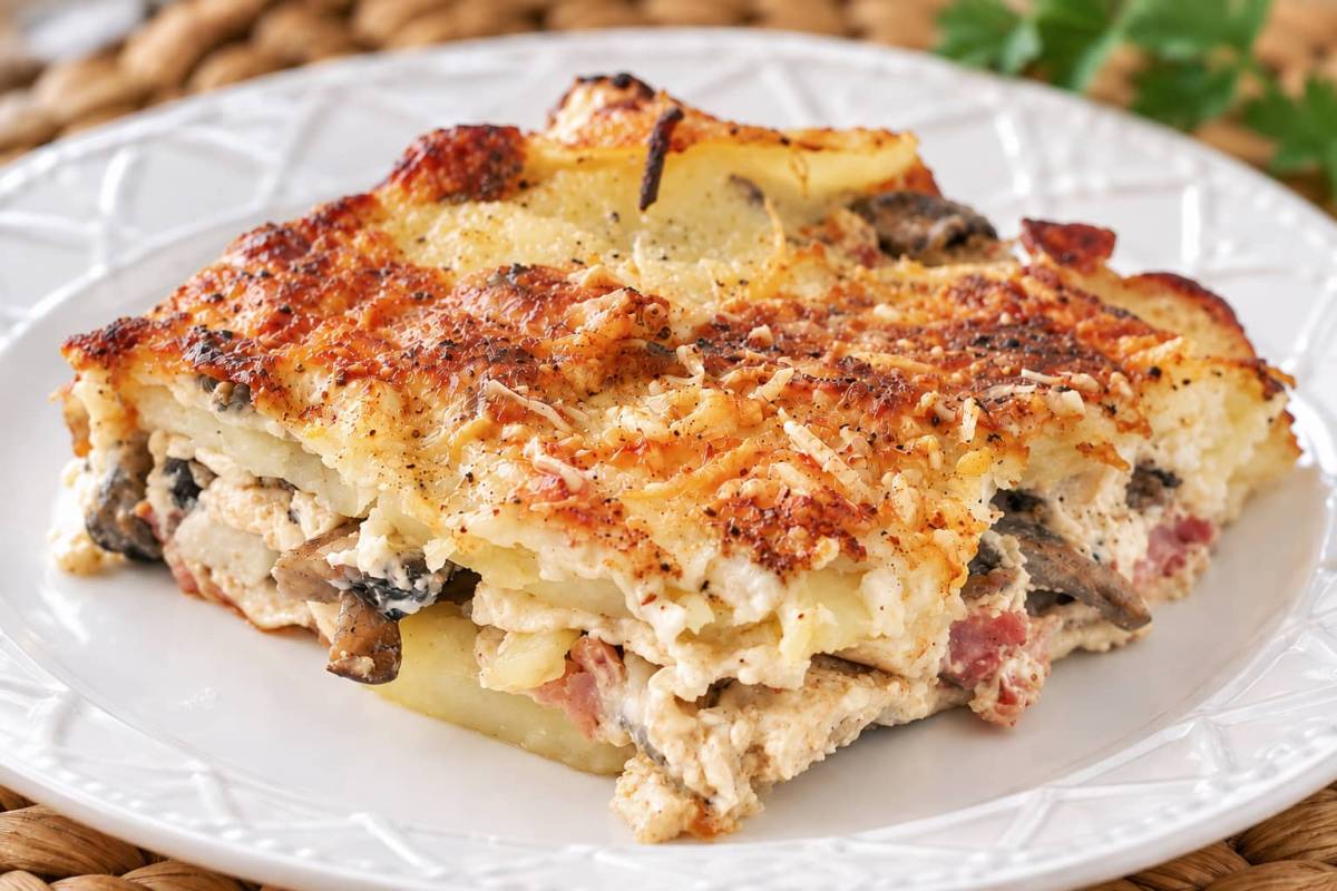 Pastel de patatas, setas y beicon: una receta al horno con sabor a otoño
