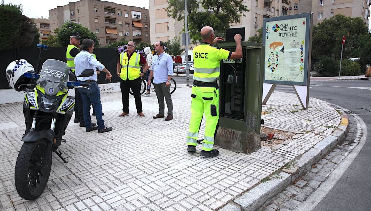 Cambios para conductores en Jerez: el ámbar se separa del verde peatonal y sentido único en una calle de El Pelirón