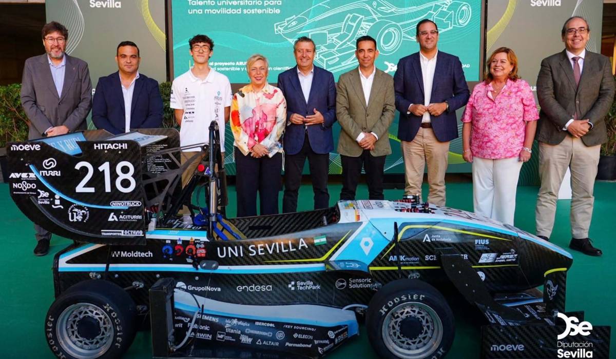 Del circuito a las clases: un coche eléctrico diseñado por universitarios, de ruta por cuatro municipios de Sevilla