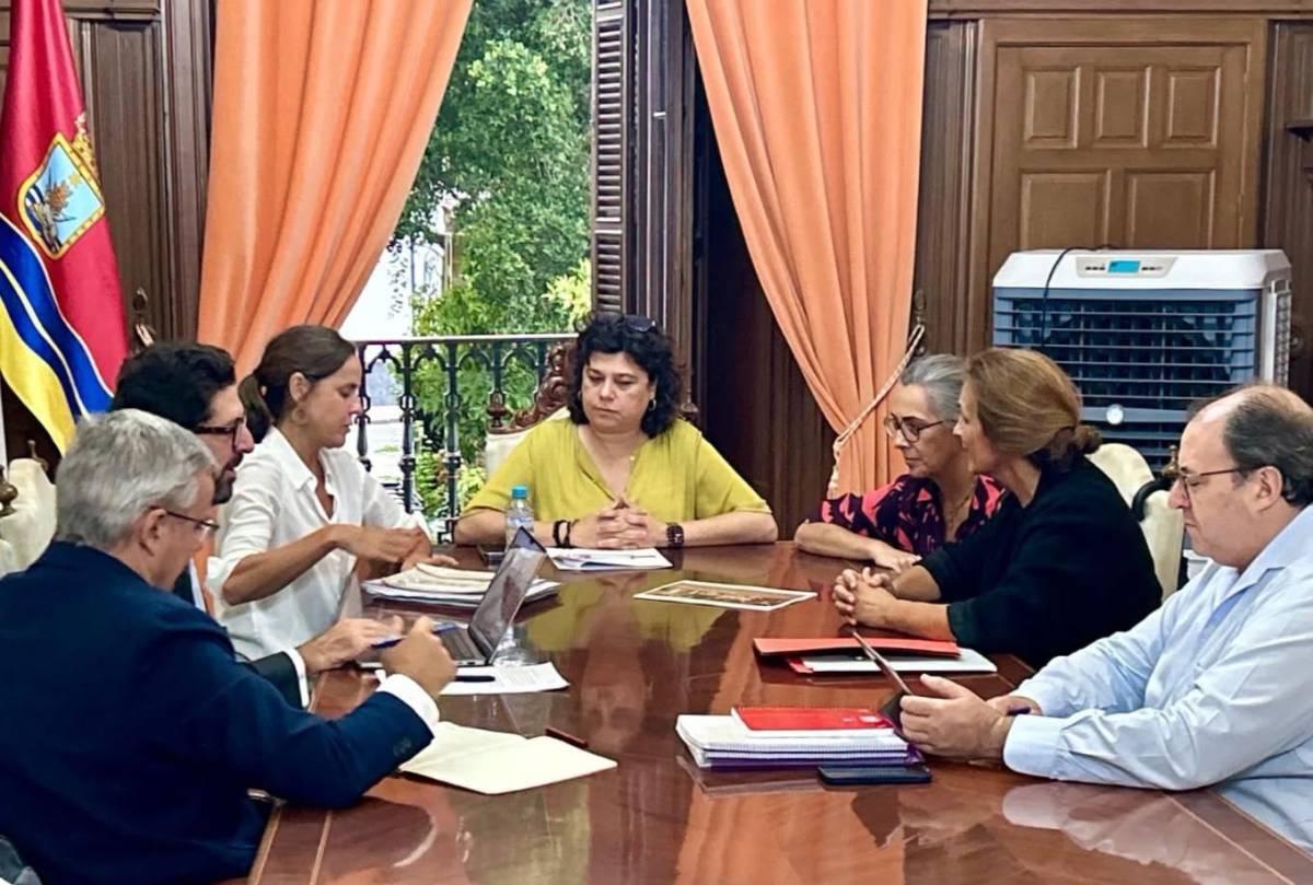 Helena Rivero, presidenta de Bodegas Tradición, en una reunión con la alcaldesa de Sanlúcar, Carmen Álvarez. - Helena Rivero, presidenta de Bodegas Tradición, en una reunión con la alcaldesa de Sanlúcar, Carmen Álvarez.