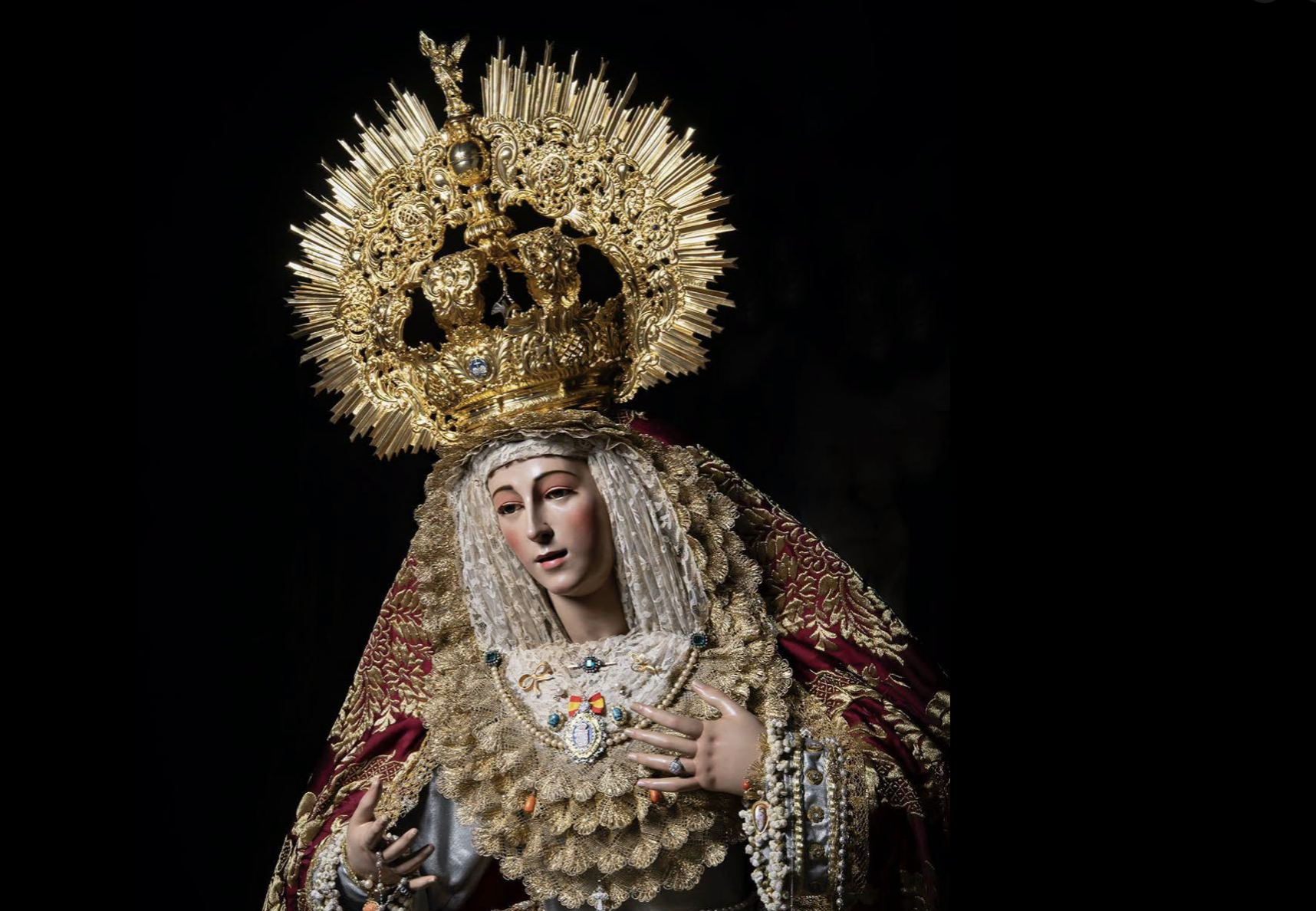 Nuestra Señora de la Luz en una imagen distribuida por la hermandad y vestida para la ocasión por Oscar Torres.