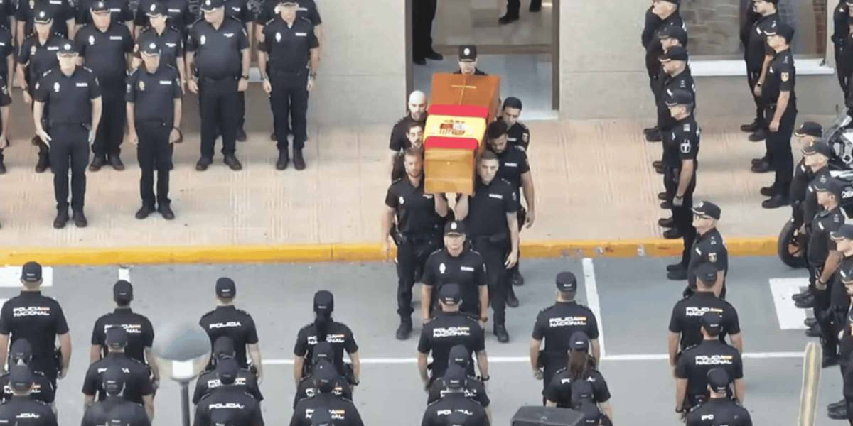 El doloroso último adiós a Daniel, el policía nacional fallecido en acto de servicio en Alicante