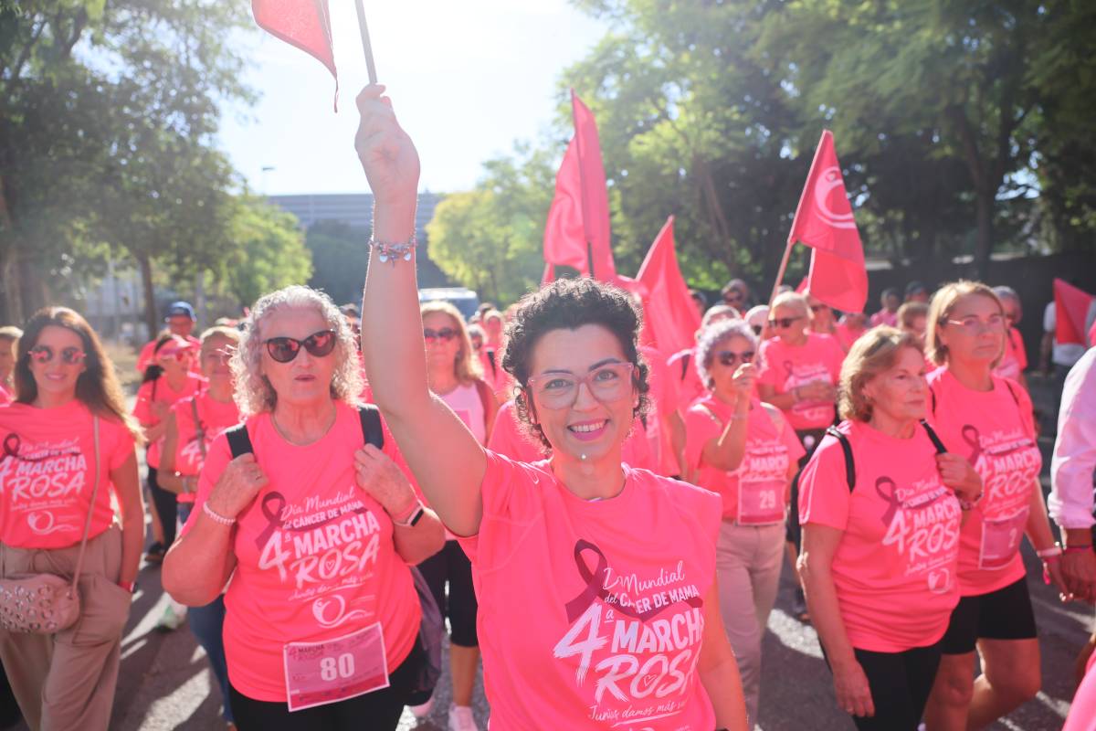 Espectaculares fotos de una auténtica marea rosa en Jerez: éxito total de la IV marcha solidaria contra el cáncer de mama