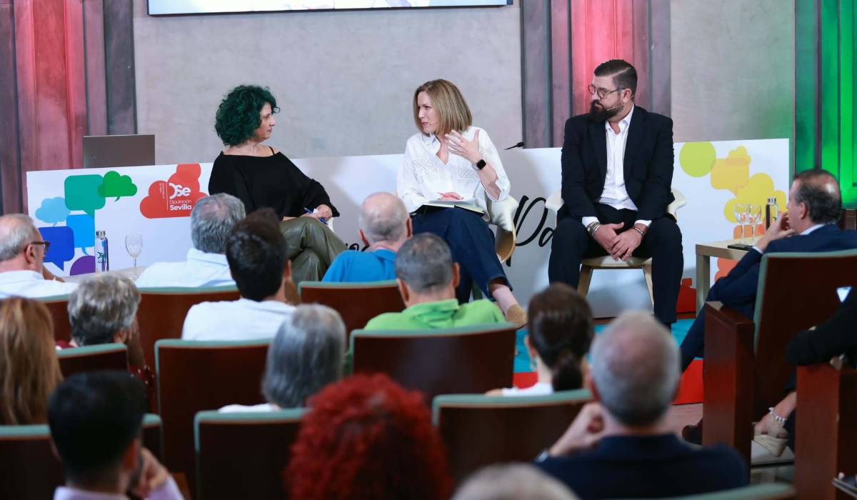 Silvia Intxaurrondo y Manu Sánchez comparten un diálogo por la paz en Sevilla.