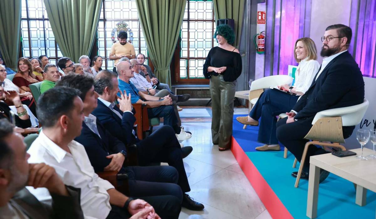 Silvia Intxaurrondo y Manu Sánchez comparten un diálogo por la paz en Sevilla.