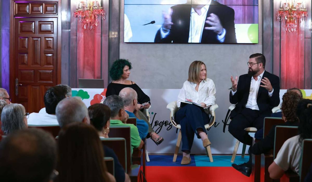 Silvia Intxaurrondo y Manu Sánchez comparten un diálogo por la paz en Sevilla.