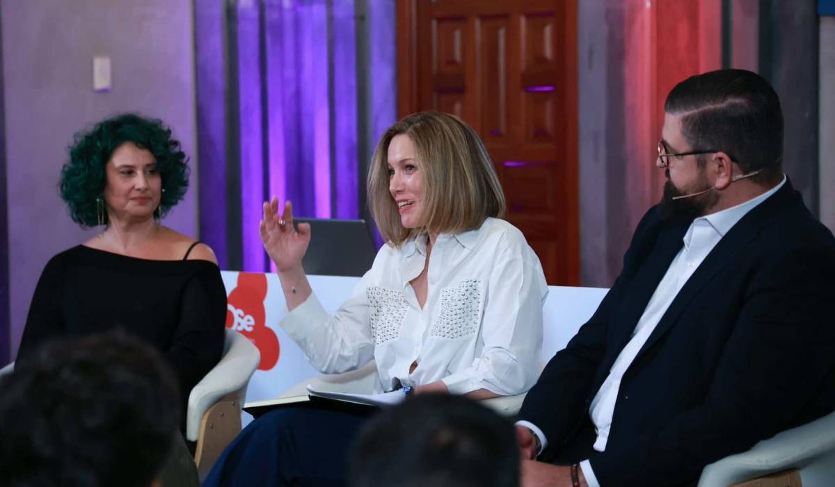 Silvia Intxaurrondo y Manu Sánchez comparten un diálogo por la paz en Sevilla.