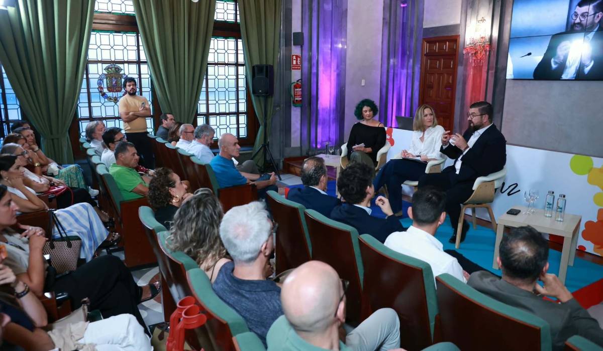 Silvia Intxaurrondo y Manu Sánchez comparten un diálogo por la paz en Sevilla.