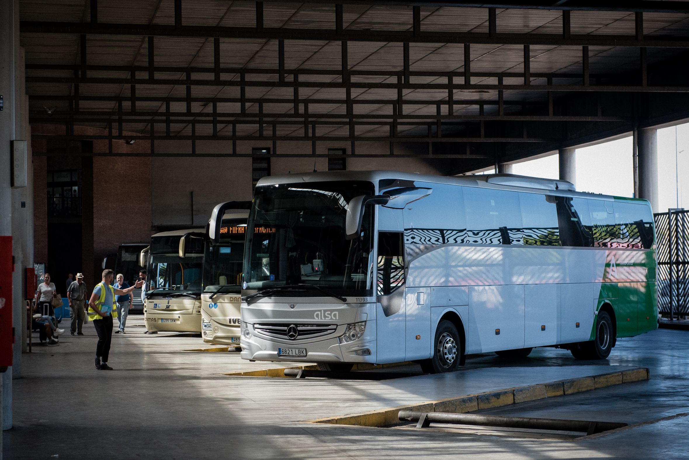 Despiden a un conductor de autobús en Sevilla tras una queja en Facebook: llevaba a pasajeros de pie en un trayecto hasta Carmona