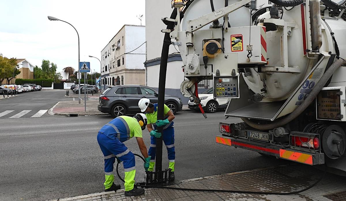 Jerez refuerza la limpieza de imbornales ante las lluvias de otoño: La Asunción, la siguiente parada