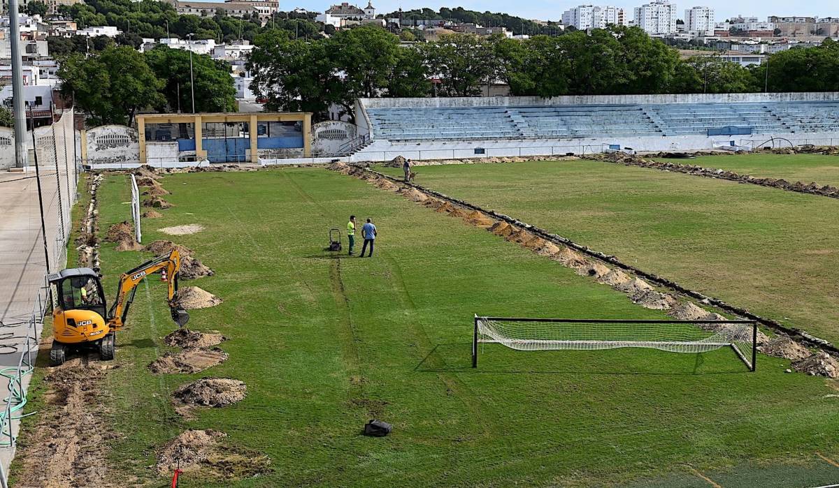 El antiguo Campo de la Juventud de Jerez se renueva bajo el césped: nuevo riego con control por satélite