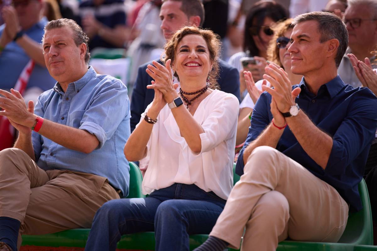Pedro Sánchez, junto a Javier Fernández y María Jesús Montero.