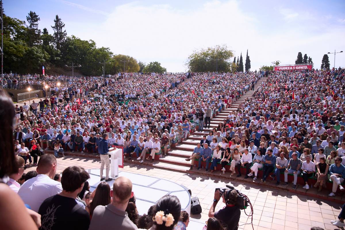 El PSOE invoca a su mártir Maricarmen y lanza el grito de 'No a la guerra' desde Dos Hermanas, el gran bastión del sanchismo