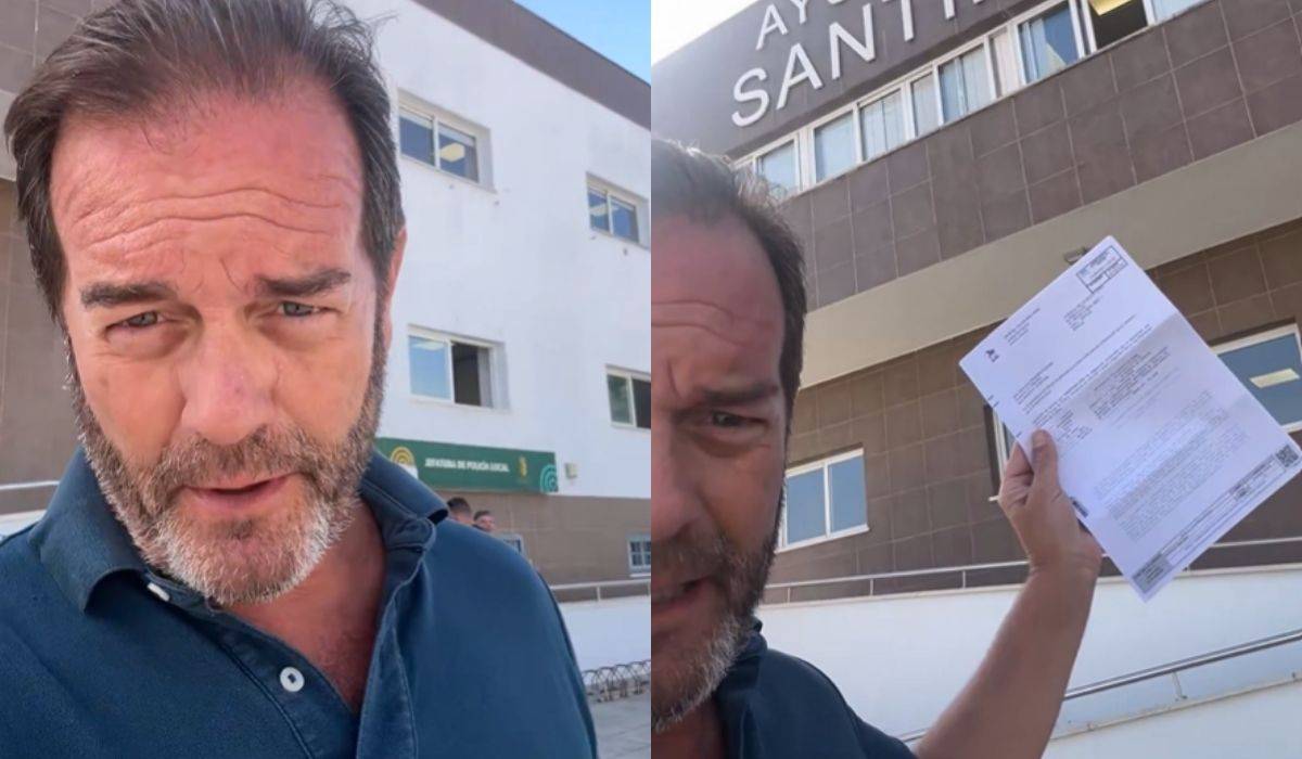 Álvaro Moreno de la Santa, multa en mano, ante el Ayuntamiento de Santiponce: "A ver si se hacen una piscinita municipal"