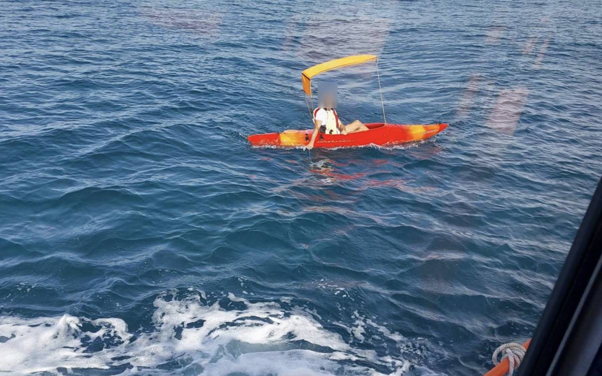 Alerta 112: una canoa roja, a la deriva a una milla de la torre de Salvamento Marítimo en Tarifa