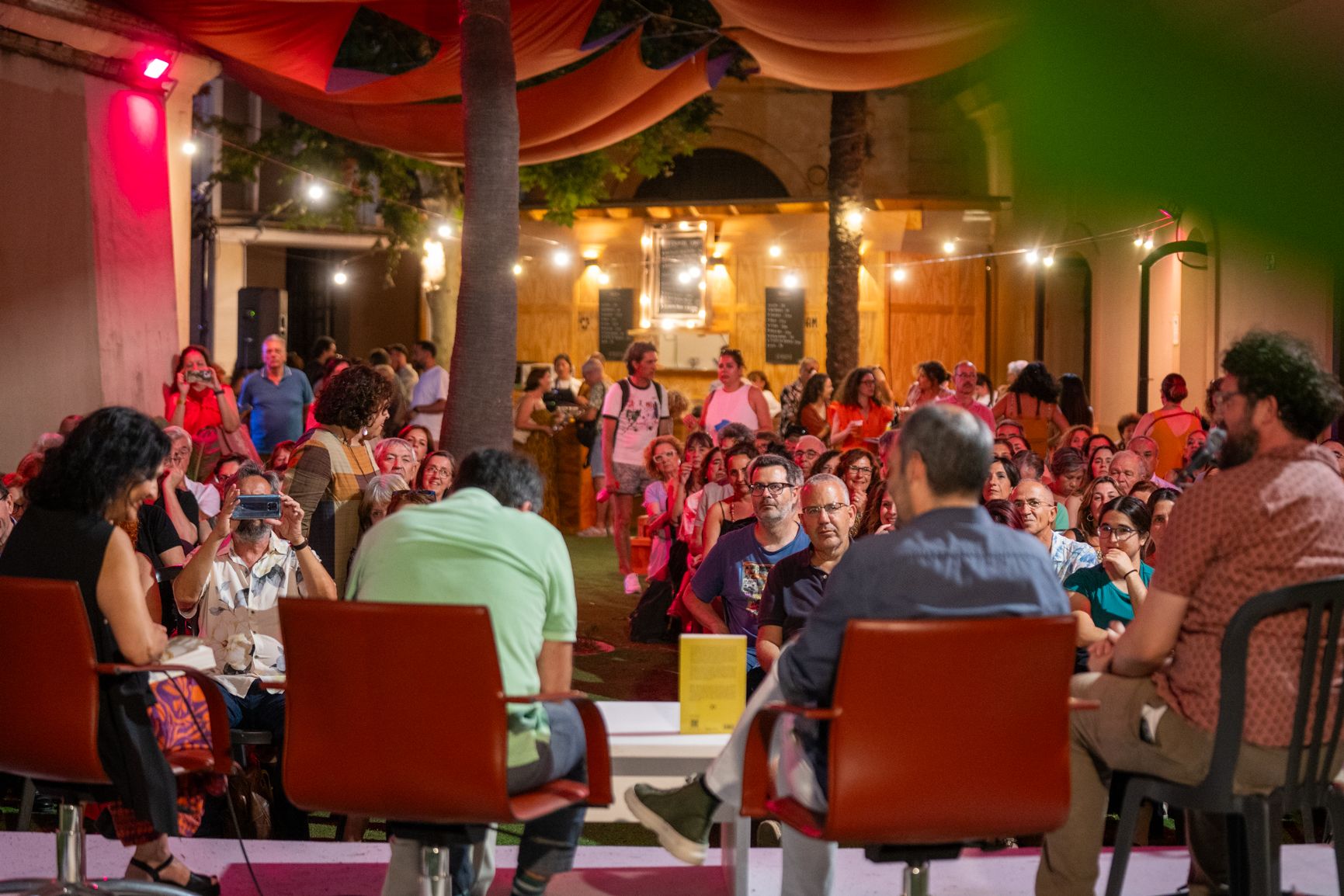 La Feria del Libro de Cádiz ofrece una ola de color y vive un primer fin de semana de éxito popular