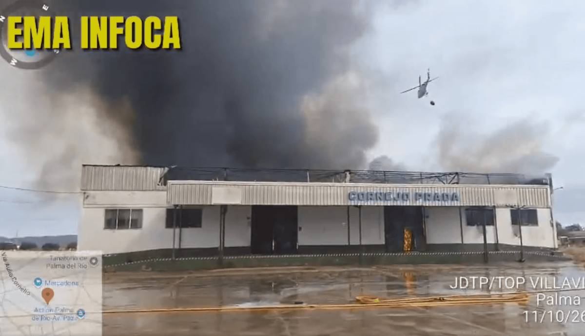 Incendio en Córdoba: arde una antigua nave textil en Palma del Río y la Junta pide cerrar puertas y ventanas
