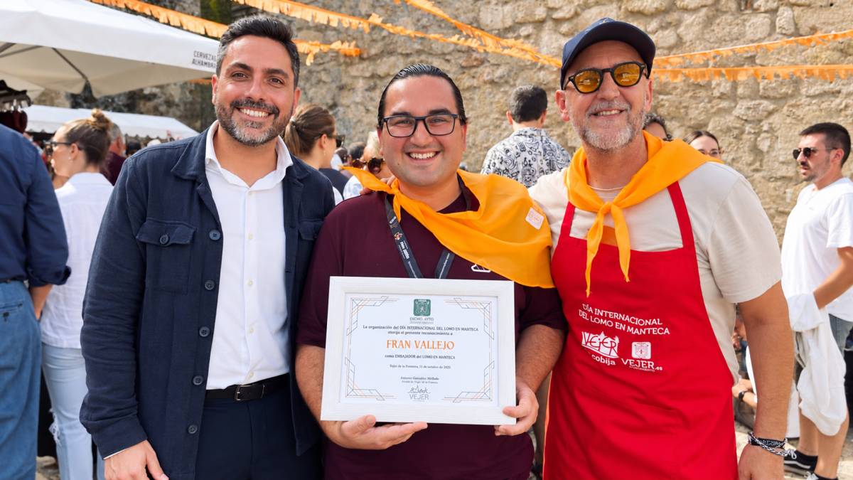 El alcalde con Fran Vallejo, embajador del Lomo en Manteca, y Benjamín Colsa, uno de los organizadores. 
