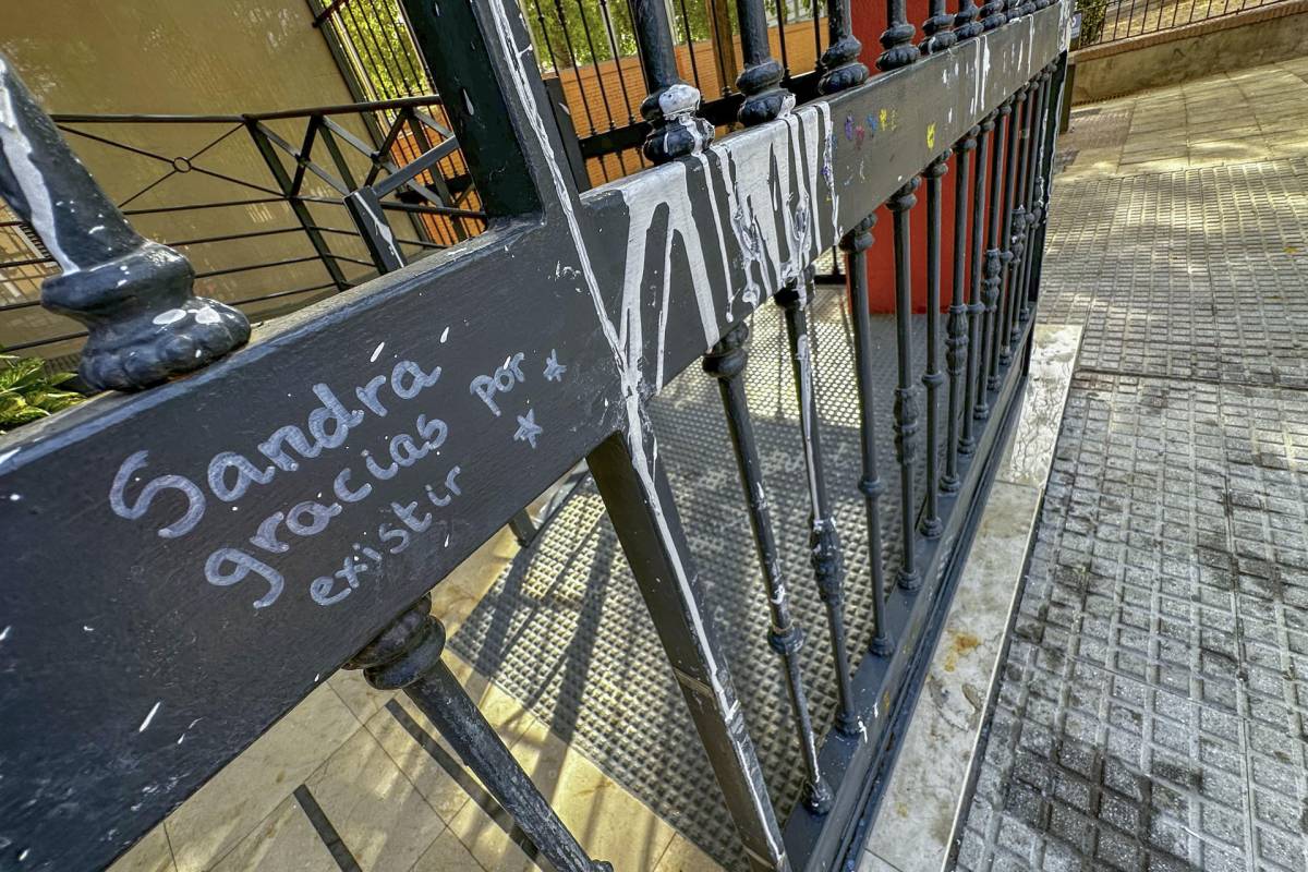 Sin flores ni fotografías: retiran el altar de Sandra Peña junto a su casa en Sevilla a días del aniversario de su muerte