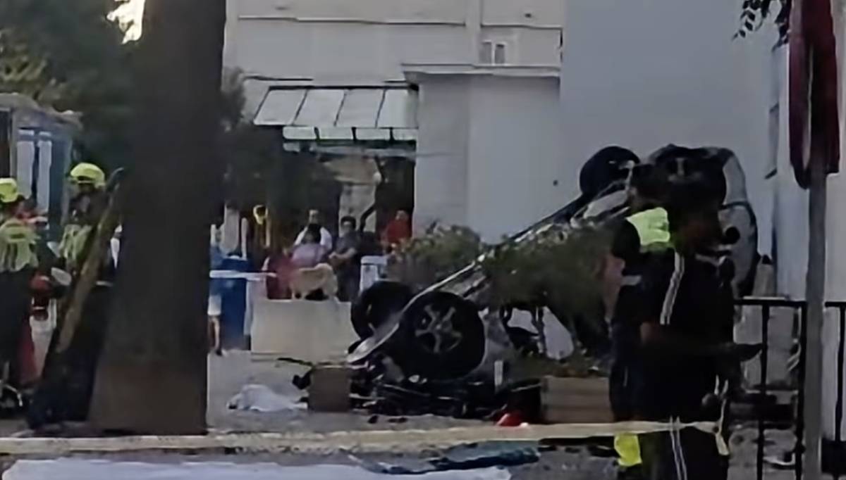 El vídeo en Marbella del coche que ha volado cuatro metros e incluso ha seccionado una palmera: uno de los ocupantes, en estado crítico