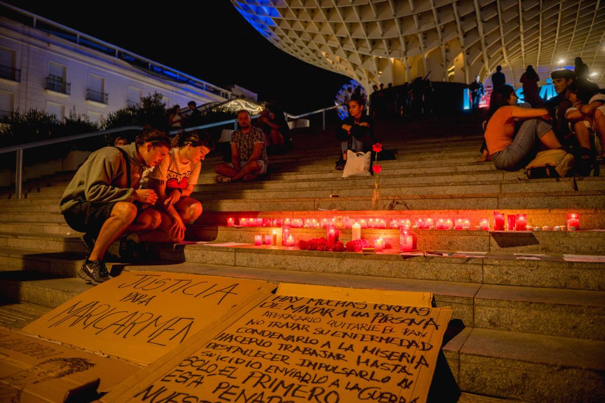 Velas en recuerdo de Maricarmen, en las Setas en Sevilla.