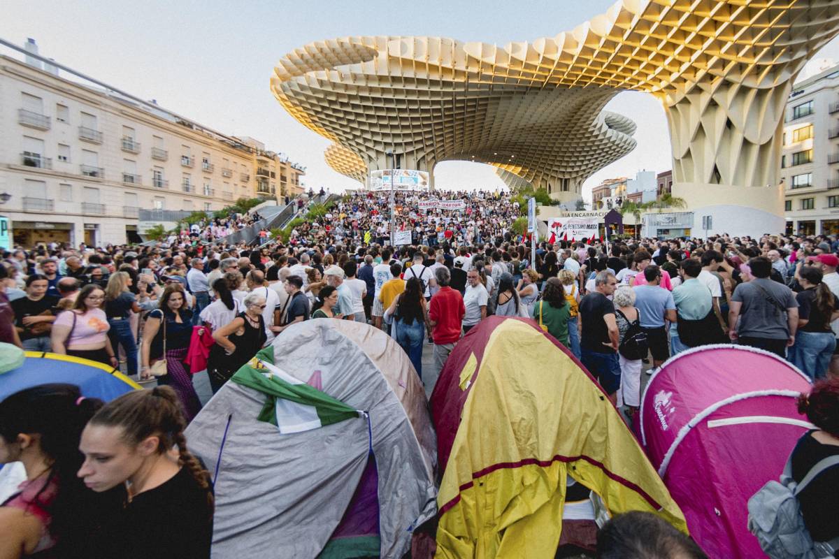 Málaga y Granada levantan las acampadas por la vivienda y Sevilla mantiene la suya en Las Setas: rumbo a la huelga general
