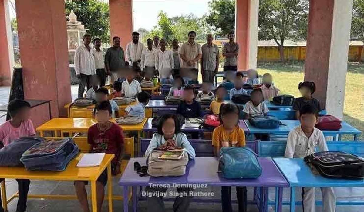 Niños y niñas de la escuela pública de Kanoi sentados en sus nuevos pupitres. - 