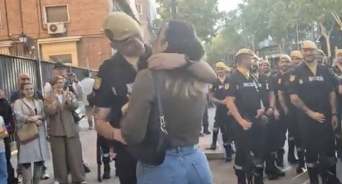 Lo que el 12O ha unido que no lo separen las guerras: un militar pide matrimonio antes del desfile del Día del Pilar