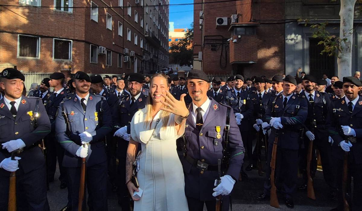 Del desfile militar al altar: el momento más romántico del 12 de octubre llega con otra pedida de mano