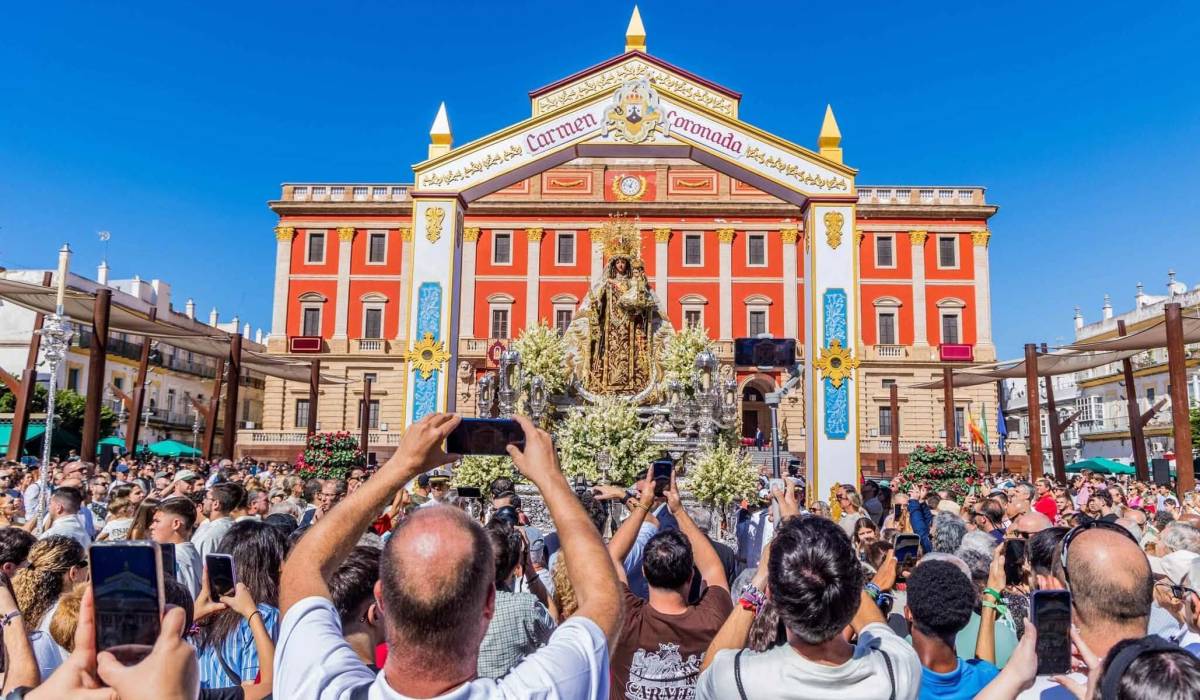 Bajo los arcos, el Carmen; en la plaza, el corazón de San Fernando: las imágenes de un 75 aniversario para el recuerdo