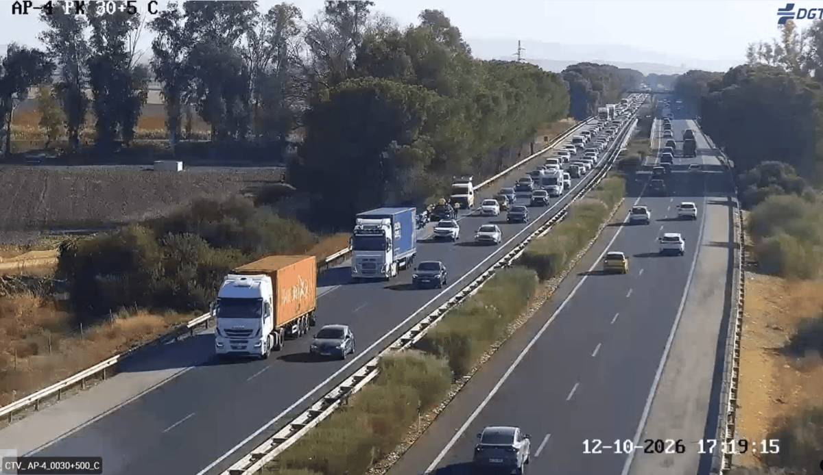 Atasco en plena vuelta del puente: un accidente en la AP-4 deja casi 11 kilómetros de retenciones en dirección Sevilla