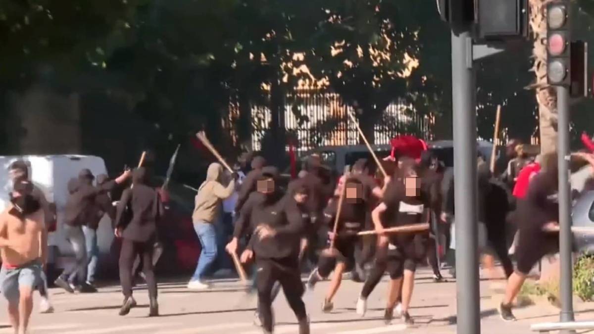 Sillas, botellas y palos: una pelea campal entre ultras del Levante y el Sevilla marca la previa del partido de Liga