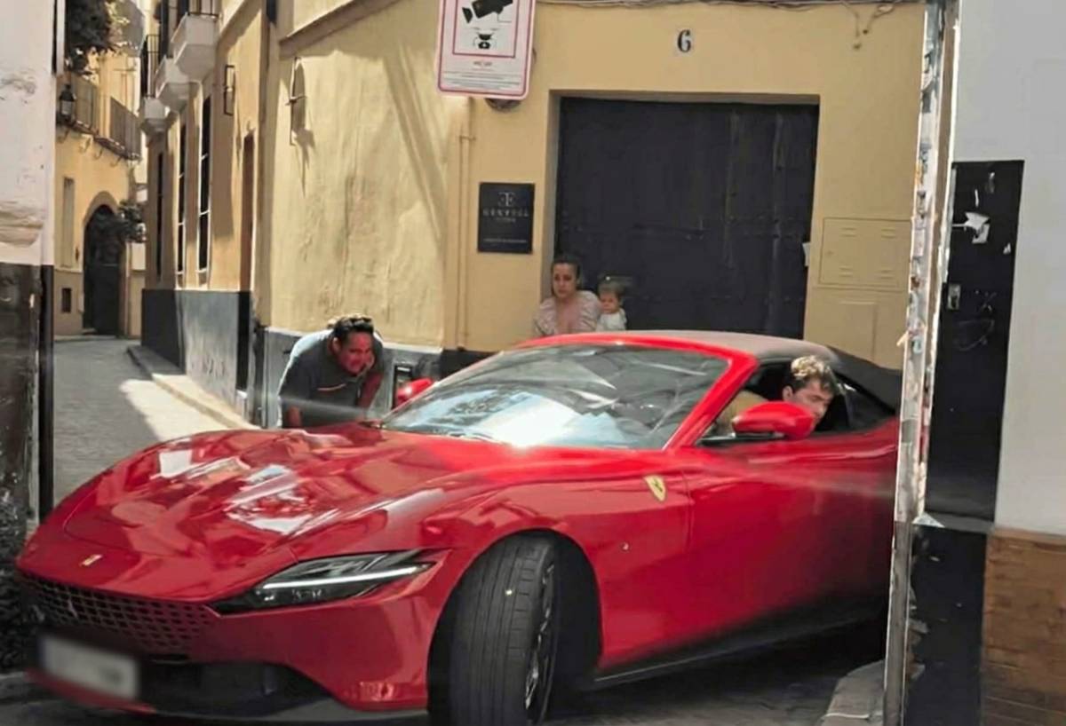 Atrapado con un Ferrari en pleno casco antiguo de Sevilla