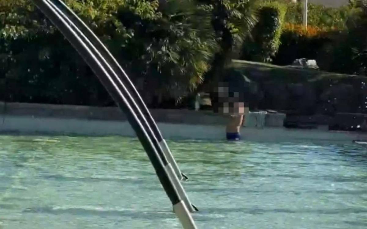 Baños en la plaza del Mamelón de Jerez en pleno octubre: las altas temperaturas dejan imágenes inéditas a estas alturas del año