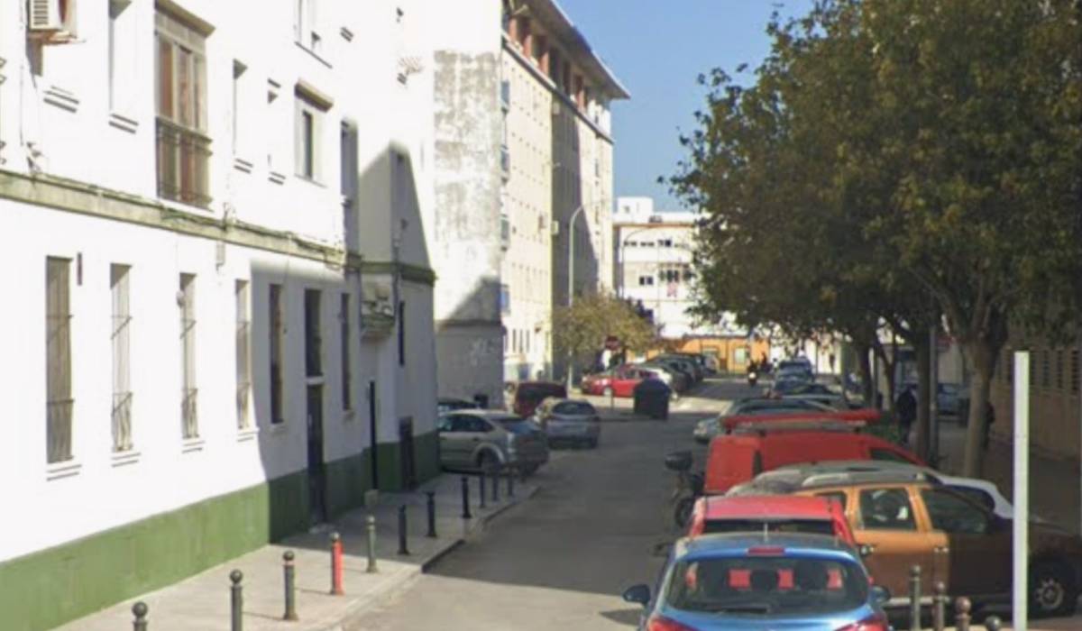 Amenazas contra vecinos y policías tras ir presuntamente a comprar droga a un piso en Cádiz