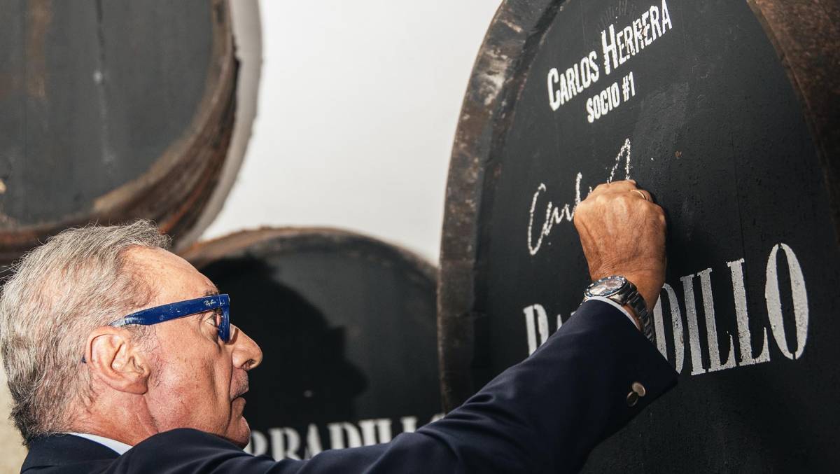 Carlos Herrera, firmando su bota.