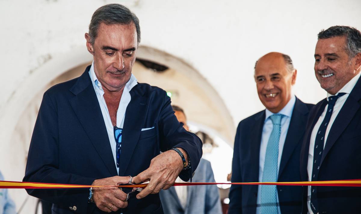 Carlos Herrera inaugura La Sociedad de la Bota de Barbadillo como socio número 1