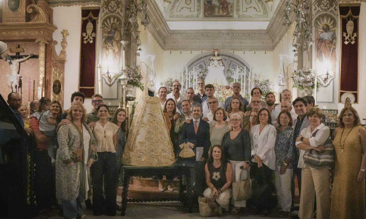 La Virgen del Rocío estrena un nuevo traje bordado en oro fino y donado por un grupo de rocieros de Huelva