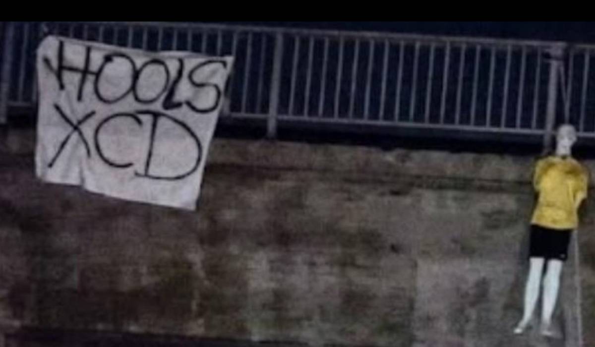 Cuelgan de un puente de Jerez un muñeco con la camiseta del Cádiz CF: 