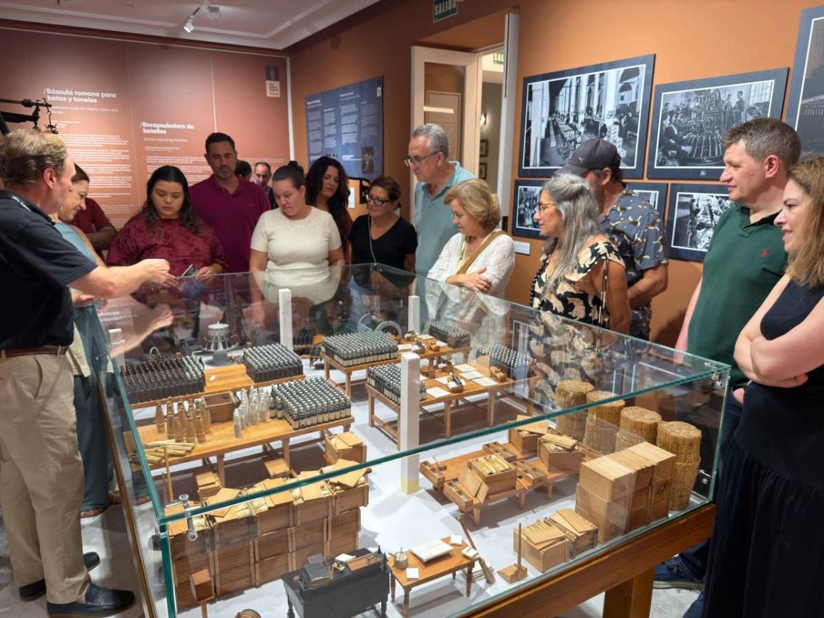 Mucho público disfrutando de los fondos del Palacio San Dionisio. - Mucho público disfrutando de los fondos del Palacio San Dionisio.