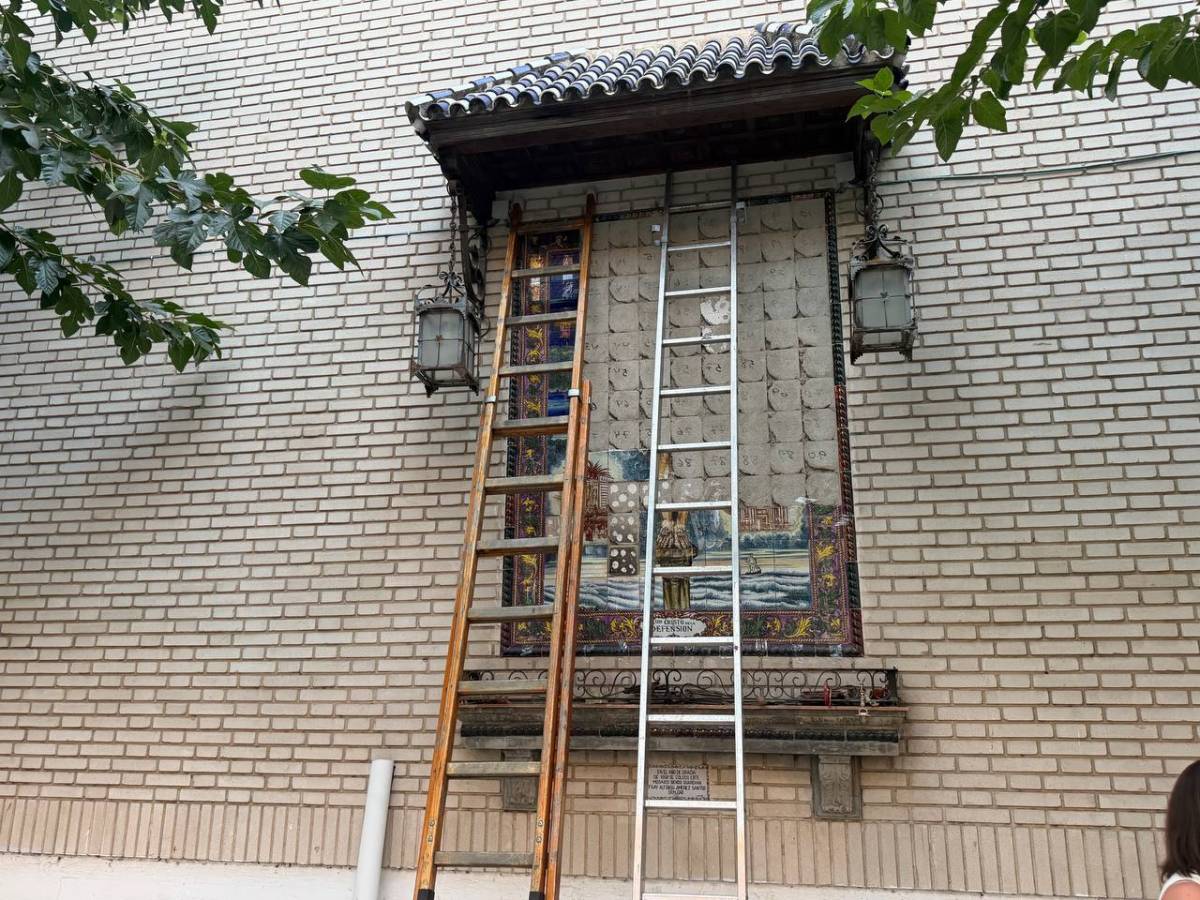 Desmontan el azulejo del Cristo de la Defensión de Jerez para su restauración