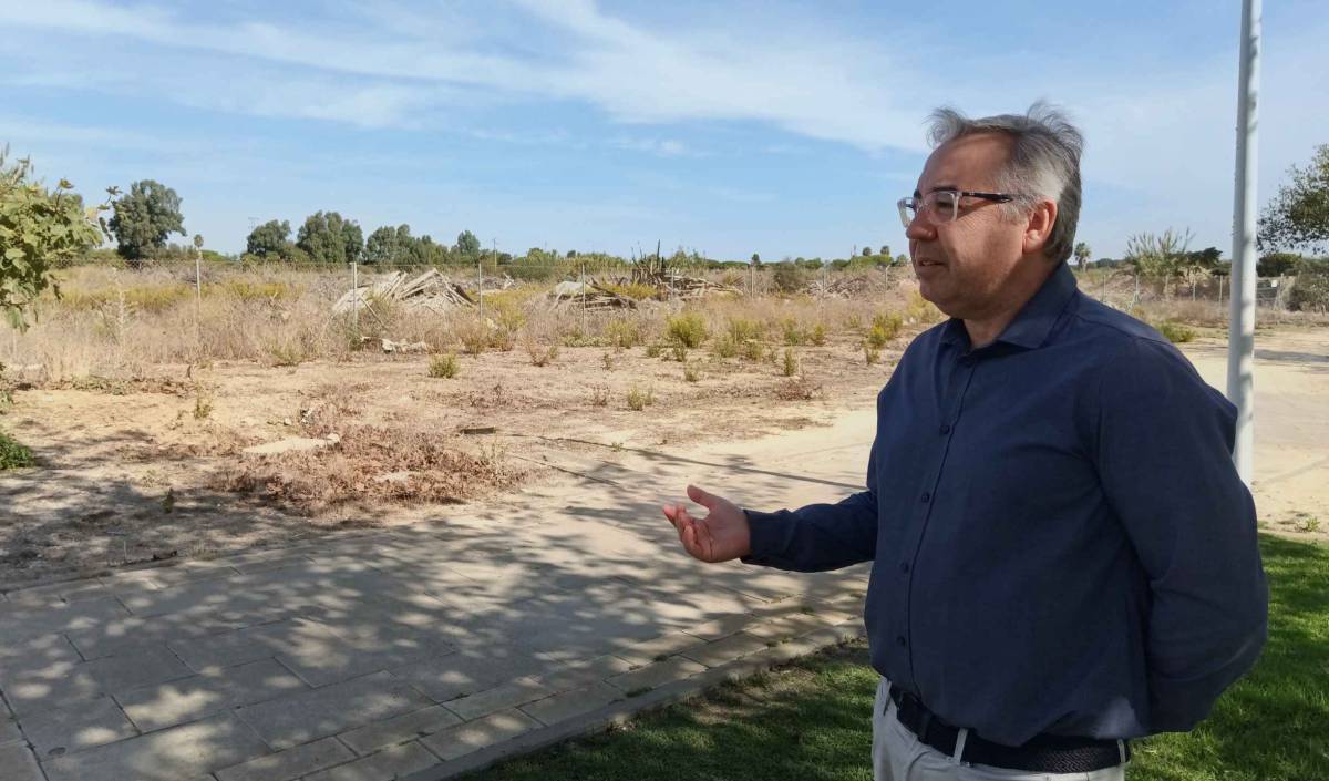Pepe Mellado junto a la parcela municipal donde se proyectan 75 VPO en Costa Ballena. - Pepe Mellado junto a la parcela municipal donde se proyectan 75 VPO en Costa Ballena.