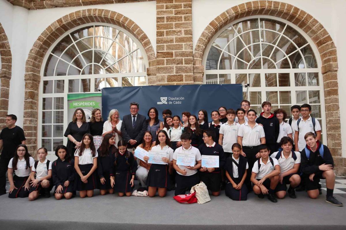 Alumnado del Colegio Esclavas SCJ en el Palacio Provincial de la Diputación de Cádiz. - Alumnado del Colegio Esclavas SCJ en el Palacio Provincial de la Diputación de Cádiz.